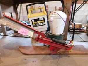 lot 326 image: 4 - Minnow Buckets, Trap Thrower