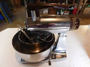 lot 352 image: Sunbeam Mixer & Bowls