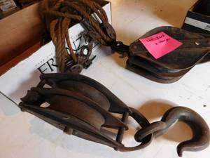 lot 362 image: 2 - Pulleys