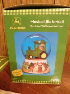 lot 394 image: Collectible John Deere Items