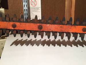 lot 29 image: Craftsman 16 Inch Bushwacker Hedge Trimmer