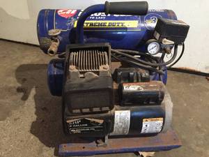 lot 38 image: Campbell Hausfeld 4 Gallon Air Compressor