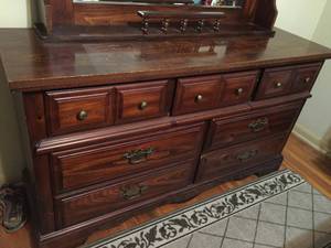 lot 91 image: Four Piece Bedroom Set