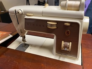 lot 117 image: Vintage Singer Sewing Machine & Cabinet
