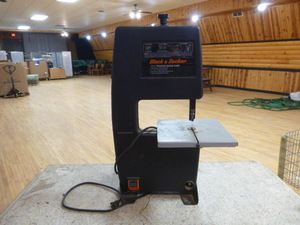 lot 21 image: Black & Decker 7 12 Power Band Saw