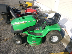 lot 3 image: Sabre by John Deere Riding Lawn Mower