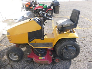 lot 4 image: Wheel Horse Riding Lawn Mower