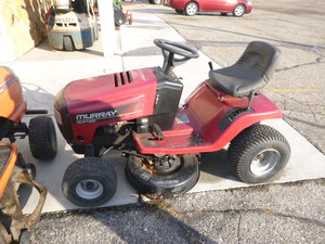 lot 5 image: Murray Riding Lawn Mower
