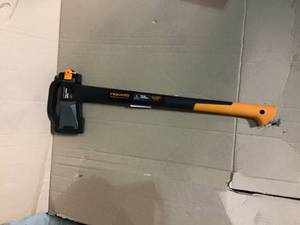 28 in. X25 Splitting Axe by Fiskars in good condition