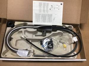 Mateo Single-Handle Pull-Down Sprayer Kitchen Faucet with ShieldSpray Technology in Arctic Stainless by Delta in good condition