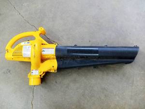 lot 276 image: Yard-Man 12-Amp Electric Blower