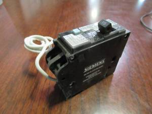 lot 829 image: Siemens 15-Amp AFCIGFCI Dual Function-Circuit Breaker, Q115DFP.