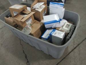 lot 883 image: WHOLESALE MIXED BIN OF MISCELLANEOUS OUTLET AND SWITCH PLATES