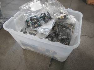 lot 895 image: WHOLESALE MIXED BIN OF MISCELLANEOUS OUTLETS