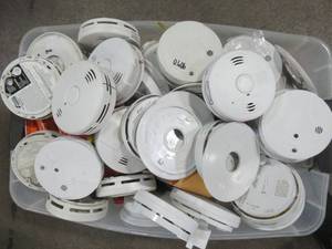 lot 897 image: WHOLESALE MIXED BIN OF MISCELLANEOUS SMOKE DETECTORS