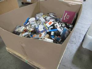 lot 200 image: ELECTRICIANS WHOLESALE MIXED PALLET OF MISCELLANEOUS ELECTRICAL HOME IMPROVEMENT AND BUILDING MATERIALS