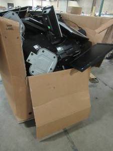 lot 220 image: WHOLESALE MIXED PALLET OF MISCELLANEOUS COMPUTER MONITORS