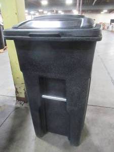 lot 236 image: Toter 32 Gal. Black Rollout Recycling Container with Attached Lid. 79232-R2705