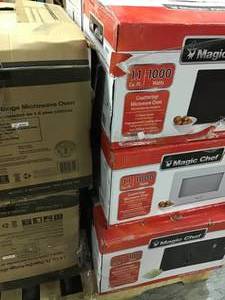 lot 18 image: ASSORTED PALLET WITH 8 MAGIC CHEF & OTHER MICROWAVES SEE PICS