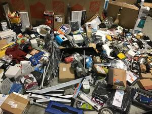 lot 25 image: ASSORTED BOX WITH MIXED TOOLSHOME DECORPLUMBING SEE PICS