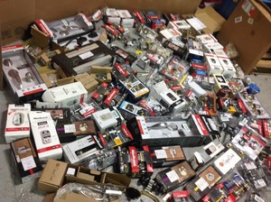 lot 4 image: LOT WHIT DOOR HARDWARE  AND MORE ORIGINAL COSTUMER RETURNS