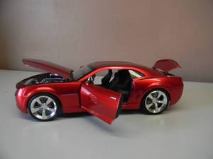 lot 11 image: JADA TOYS 118 SCALE 2006 CAMARO CONCEPT CAR - NICE - SEE PICTURES