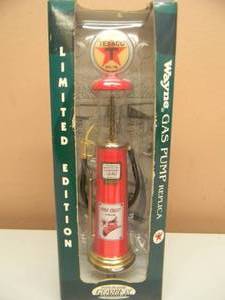 lot 16 image: GEARBOX HEAVY DIE CAST METAL - LIMITED EDITION WAYNE GAS PUMP 1930s REPLICA - STILL IN BOX - SEE PICTURES