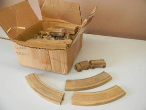 lot 26 image: VINTAGE WOODEN TRAIN SET WITH TRACKS - 37 PIECES - SEE PICTURES