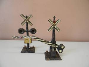 lot 32 image: 2 - VINTAGE MARX TRAIN SET ACCESSORIES - AWESOME PIECES - SEE PICTURES