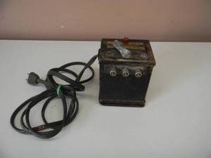 lot 40 image: VINTAGE THE LIONEL CORPORATION TYPE 1041 TRANSFORMER & WHISTLE 115V 60W - SEE PICTURES