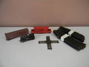 lot 42 image: VINTAGE TRAIN SET CARS & TRACK - SEE PICTURES