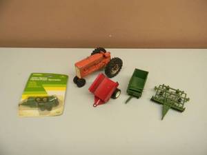 lot 46 image: SMALL COLLECTION OF FARM TOYS - SEE PICTURES