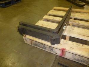 lot 9 image: Pallet Forks 42