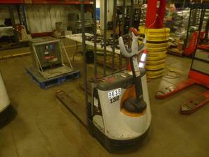 lot 5 image: 2013 Crown Pallet Jack # 9638