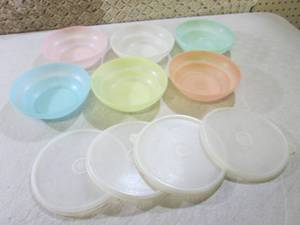 6 Vintage Tupperware Bowls with 4 L...