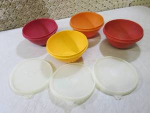 4 Vintage Tupperware Bowls with 3 L...