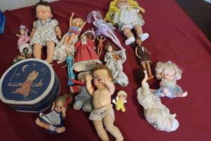 lot 68 image: Vintage Stetson Hat Box Filled With Vintage Dolls & Doll Suitcase