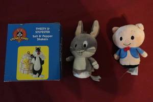 lot 117 image: Looney Toons Lot - Salt & Pepper Shaker Set and 2 Plush Toys