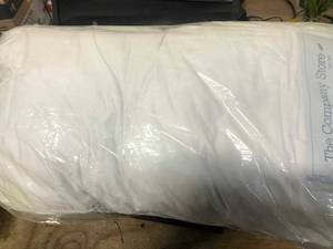 LoftAIRE Hypoallergenic Medium Down Alternative Queen Pillow, PP81-Q-WHITE, NEW
