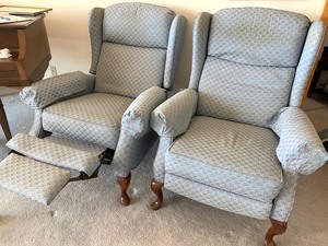 lot 7 image: Pair of Blue Uphostered Lazy Boy Recliners