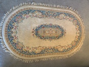 lot 19 image: Vintage Decorative Oval Rug