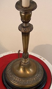 lot 42 image: Vintage Brass Table Top Lamp w Shade
