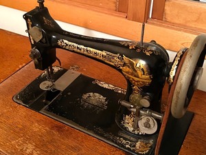 lot 107 image: Antique Sewing Cabinet with Singer Sewing Machine
