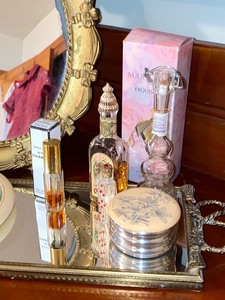lot 112 image: Vintage Vanity Items