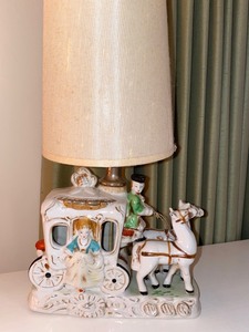 lot 115 image: Vintage Porcelain Figural Lamp with Shade