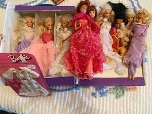 lot 118 image: Barbie Case & Barbies