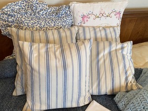 lot 123 image: Vintage LinensDecorative Throw Pillows
