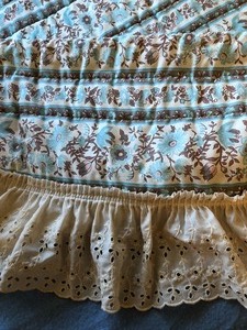 lot 159 image: Vintage Twin Bedding