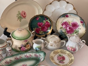lot 203 image: A Large Array of Beautiful Vintage and Antique Glassware