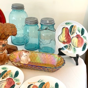 lot 211 image: Decorative Vintage Items